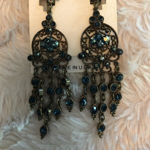 Beautiful drop earrings in antique gold. Clip on.